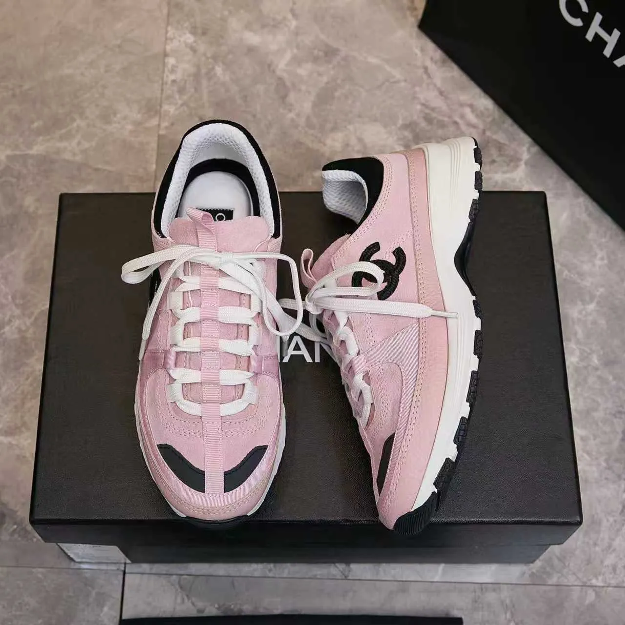 p560 Chanel Chanel - 2025 counter top casual sports shoes This classic design; the upper is embroidered with various techniques; the outsole is fashionable and sporty; the extraordinary inclusion of a variety of color matching elements... The diversified mix and match is very beautiful and versatile, casual, fashionable, sports and outdoor can be taken into account... ꫛꫀꪝ Go➫ Materials: ❶Upper made of: original imported high mercerized cow suede + imported mixed sheepskin ❷The inner lining is made of: original imported breathable mesh ❸Outsole is based on: original TPU combination outsole. Full set of boutique packaging for women 35-41 and men 38-46